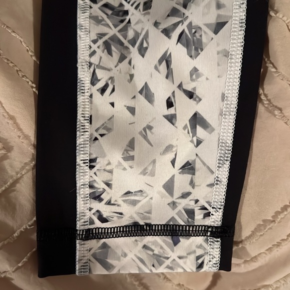 Lululemon Leggings with pockets. Women’s size 4. - Picture 3 of 8